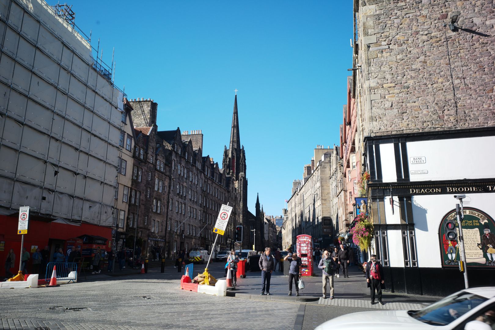 Street view of the royal mile, towards the direction of Edinburgh castle